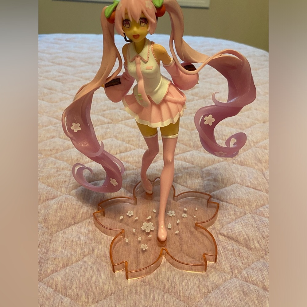 Sakura pink Hatsune Miku anime figure